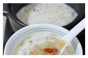 秋日滋补小甜品，桃胶南瓜松子羹（南瓜营养丰富，桃胶滋阴养颜，松子提味增香）