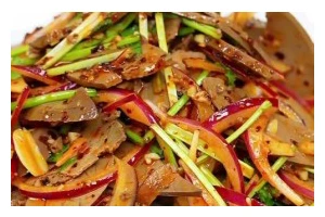 青笋炒羊肝的做法（健康美味的清淡热菜）