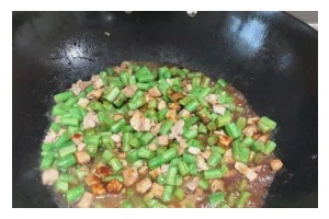 肉丁豆角打卤面的做法（美味可口的家常菜，健康营养的选择）