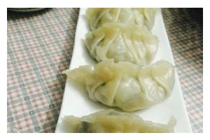 家常美食香菇洋葱辣椒猪肉水饺（做法简单易学，味道鲜美，让你快速学会）