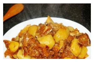 如何用土豆烧出美味牛腩（掌握土豆烧牛腩的窍门，做出口感鲜嫩的家常菜）