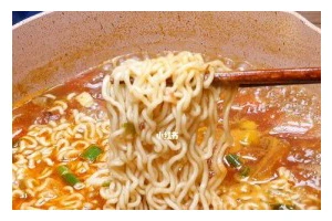 以西红柿泡面的制作方法（新奇美味的面食体验）