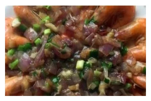 铁板螺丝虾的制作方法（一道美味又简单的海鲜菜肴）