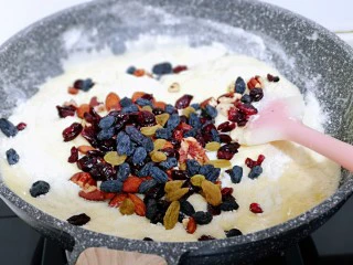 预热圣诞节 蔓越莓雪花酥,再加入果仁类，这时将煤气关火。