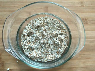 ＃一碗汤＃薏仁桃胶白果汤,薏仁浸泡3个小时