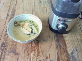 麻油鲫鱼浓汤,鲫鱼汤微微凉晾，这样保护料理杯