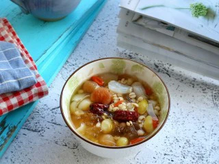 ＃一碗汤＃薏仁桃胶白果汤,这道汤具有润肺养颜补血美白肌肤的食疗效果~