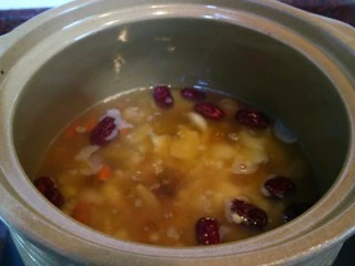 ＃一碗汤＃薏仁桃胶白果汤,剩余的材料也全部加入，大火煮开后关小火，熬到薏仁熟了即可，起锅前加入冰糖就可以食用了