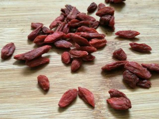 ＃一碗汤＃薏仁桃胶白果汤,枸杞具有护眼明目、补血、降三高、抗衰老的食疗效果