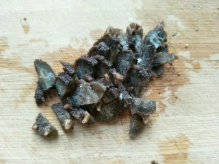 海参海木耳汤,把海参切成薄片。