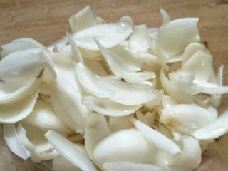 ＃一碗汤＃薏仁桃胶白果汤,百合具有养心安神，润肺止咳的功效，特别适合养肺、养胃的人食用，比如慢性咳嗽、肺结核、口舌生疮、口干、口臭的患者