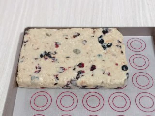 预热圣诞节 蔓越莓雪花酥,整形好后晾凉。(最好彻底晾凉后再切，那样切出来才会整齐，漂亮)