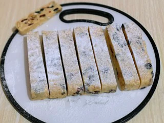 预热圣诞节 蔓越莓雪花酥,切出自己想要的形状及大小即可。