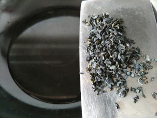 海参海木耳汤,锅里放适量水烧开后放入海木耳。