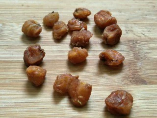 ＃一碗汤＃薏仁桃胶白果汤,桂圆具有安心宁神、补血养气、益智补脑的食疗效果