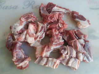 羊肉胡萝卜土豆滋补暖身汤,切成块