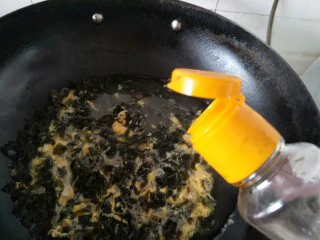 海参海木耳汤,出锅前滴两滴香油。