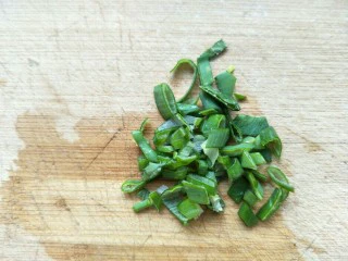 海参海木耳汤,葱叶切碎。