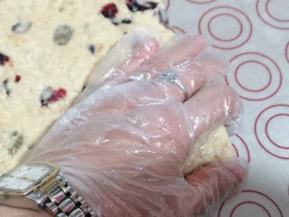 预热圣诞节 蔓越莓雪花酥,取戴上食品手套，可以用手揉揉，至均匀后再整形。