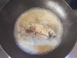 麻油鲫鱼浓汤,熬煮到乳白色，再加入适量的盐调味，散点葱花