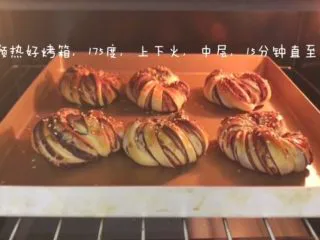 宝宝辅食：宝宝版豆沙面包卷-12M+,15、放入烤箱，175度，上下火，中层烤15-18分钟左右。烘烤时间和上色因烤箱不同会不一样，大家需根据自身烤箱情况灵活调整。