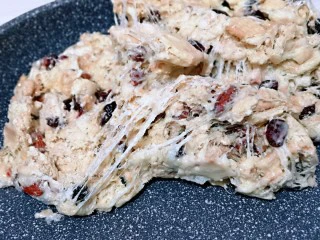 预热圣诞节 蔓越莓雪花酥,借助余温快速翻炒均匀。