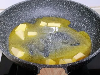 预热圣诞节 蔓越莓雪花酥,首先准备一口不粘锅，打开煤气《小火》放入黄油，小火至黄油融化为液体。