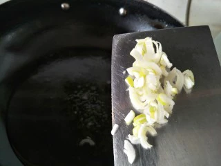 海参海木耳汤,接着放入葱白。