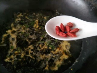 海参海木耳汤,最后加入枸杞。