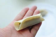鲜肉韭菜锅贴,对折捏起,再捏紧两端,锅贴就做好了。