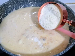 预热圣诞节 蔓越莓雪花酥,加入奶粉，快速搅拌均匀。(奶粉没有什么特殊要求，我用的是儿童奶粉)