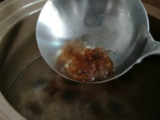 ＃一碗汤＃薏仁桃胶白果汤,放入浸泡好的桃胶