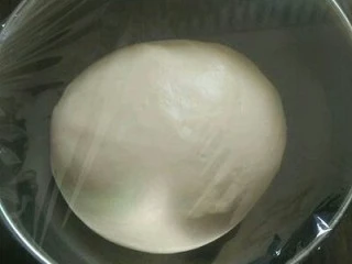 纯牛奶小吐司,取出置碗中，盖保鲜膜冷藏低温发酵一夜 