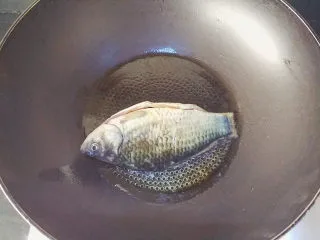 麻油鲫鱼浓汤,热锅后倒入麻油，烧热后下鲫鱼
