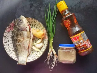 麻油鲫鱼浓汤,准备好材料