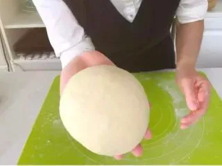 宝宝辅食：宝宝版豆沙面包卷-12M+,4、一直揉至光滑的面团，此时面团基本不粘手。