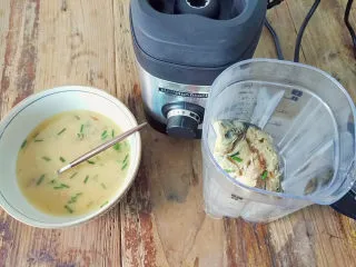 麻油鲫鱼浓汤,把鲫鱼整条放入料理杯中，不喜欢鱼头的话，可以剔除，汉美驰这款破壁机能把鱼头打的细碎，不担心！