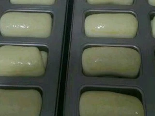 纯牛奶小吐司,取出刷全蛋液，预热烤箱170度