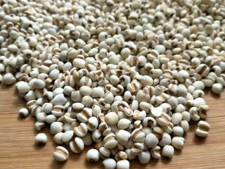 ＃一碗汤＃薏仁桃胶白果汤,薏仁具有利水消肿、健脾止泻、美白肌肤的食疗效果