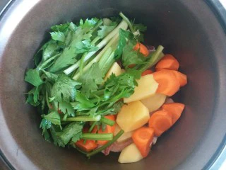 羊肉胡萝卜土豆滋补暖身汤,再将芹菜放入