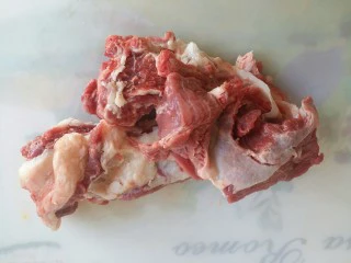 羊肉胡萝卜土豆滋补暖身汤,羊肉600克,选择了肥瘦相间的腰条。