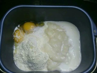 纯牛奶小吐司,除黄油外所有配料放入面包机