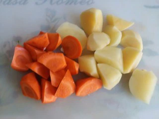 羊肉胡萝卜土豆滋补暖身汤,土豆胡萝卜切滚刀块