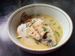 麻油鲫鱼浓汤,浓浓乳白色的鲫鱼汤完成，香气扑鼻，想要喝浓汤就要破壁机帮忙