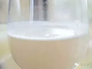 宝宝辅食：宝宝版豆沙面包卷-12M+,小芽问答 发酵相关问题 1、如何判断发酵 》发酵成功：面团发酵成2倍大，用手指戳一个洞不会弹；面团内部组织的孔洞比较小，均匀细密。 》发酵过头：发过头的面团重碱，颜色会发黄发暗，甚至会有酸败的异味；而且面团内部组织的孔比较大，手指插进去，拔出来时，面团会泄气。 》没发酵到位：没有发酵好的面团，按下去是硬硬的，和刚揉好的面团差不多，用手指轻按一下，面团会凹陷一个小坑，但很快弹回；手指插进去面团，拔出手指，洞洞周围的面团会粘出来。 2、如何提高发酵的成功率 》酵母加温水融化静置后使用：40C左右温水融化，然后静置10分钟，静置的过程也是酵母活化的过程，10分钟后有效的酵母在表面会形成一层小泡沫，如下图所示。特别建议第一次操作的同学用，如果熟练了，酵母和面粉直接加入也是可以的。 》发酵温度控制：家里烤箱有发酵功能的直接用烤箱，没有的覆盖保鲜膜，放在笼屉上，然后在蒸锅中加入半锅40度左右的温水，盖上锅盖发酵。 》做标志：面团发酵前和发酵后的大小状态自己要大致清楚。 3、酵母的保存 》家用建议购买小袋的酵母，然后密封冷藏保存。