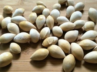 ＃一碗汤＃薏仁桃胶白果汤,白果有敛肺定喘、止带缩尿的效果