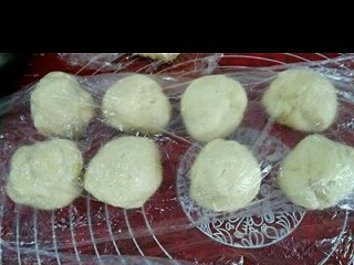 纯牛奶小吐司,取出面团，排气，分成8个，揉圆，盖保鲜膜松弛15分钟