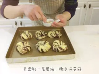 宝宝辅食：宝宝版豆沙面包卷-12M+,14、将发酵好的面团拿出，在表面轻轻刷一层蛋液，然后撒少许芝麻。