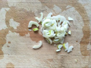 海参海木耳汤,葱白切葱花