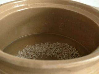 ＃一碗汤＃薏仁桃胶白果汤,白果敲裂壳，剥去外壳和薄膜